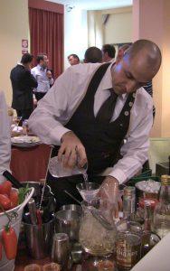 barman dello Stravinskij al lavoro