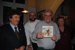 Tommaso Ponzanelli e lo staff di La Brocca con la "mattonella"