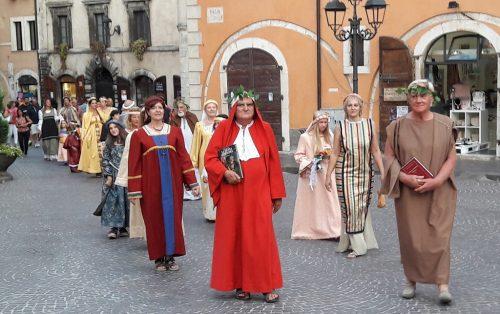 Gironi-Divini-sfilata